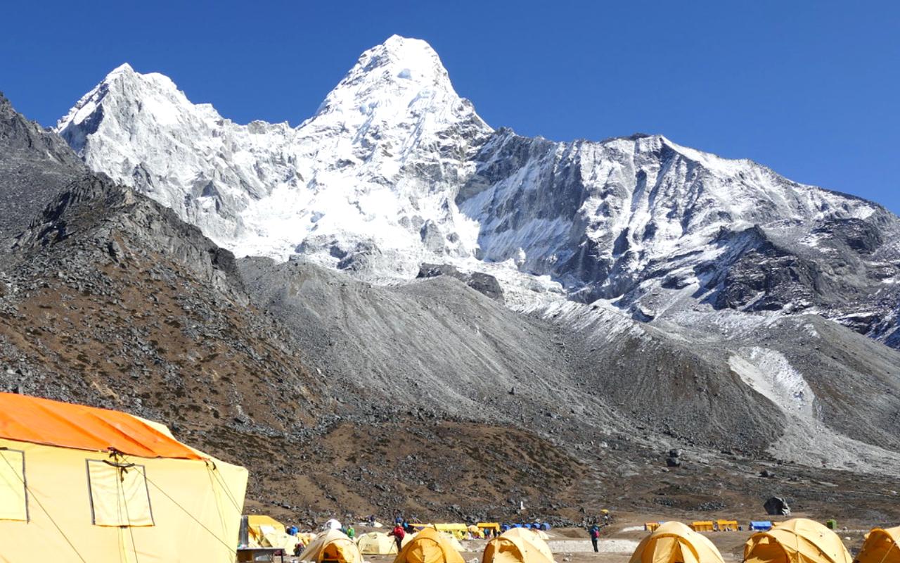 Siúlóid i gCampa Bonn Ama Dablam